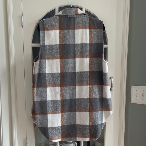NWT Plaid Sleeveless Button-Up Vest - Picture 5 of 8